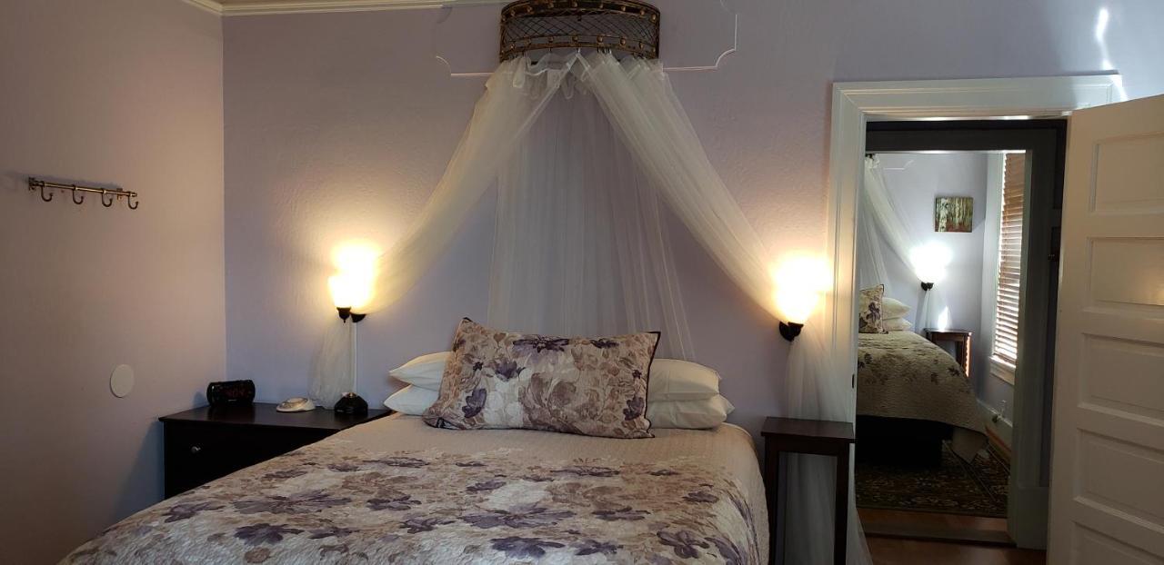Bed & Breakfast Cabernet House, An Old World