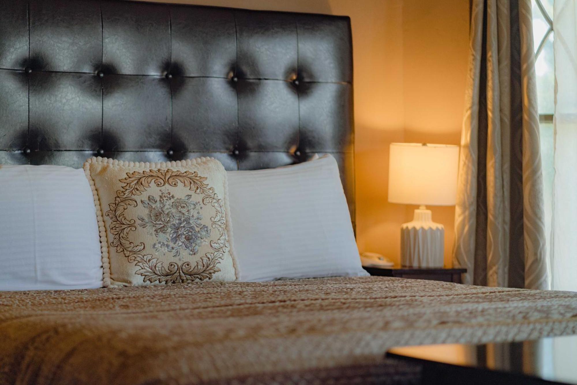Cabernet House, An Old World Bed & Breakfast