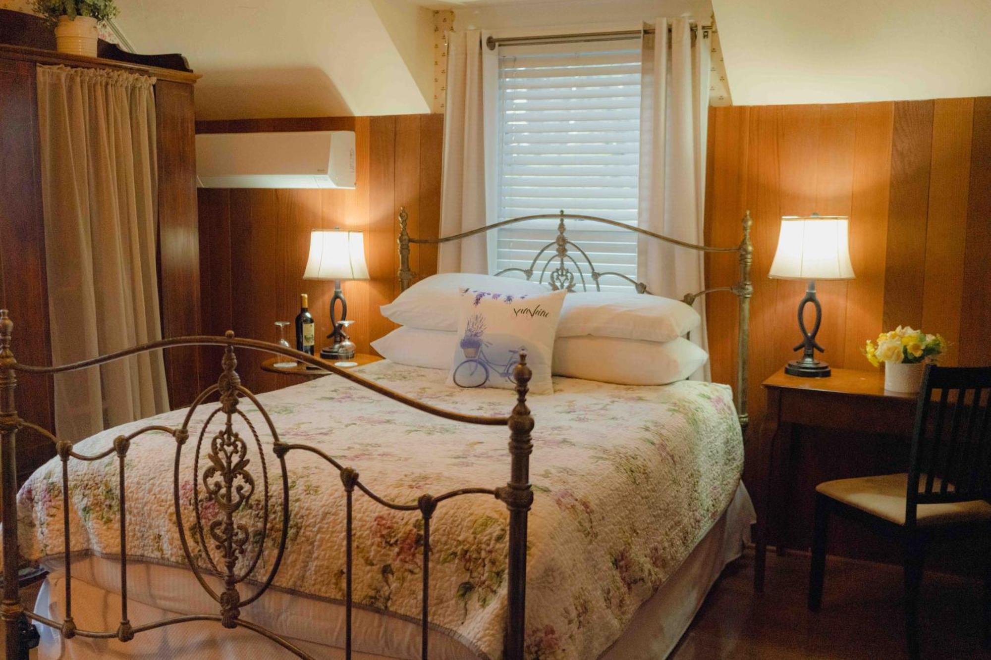 Bed & Breakfast Cabernet House, An Old World