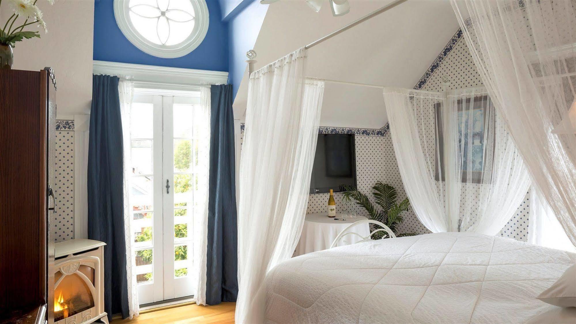 Cabernet House, An Old World Bed & Breakfast